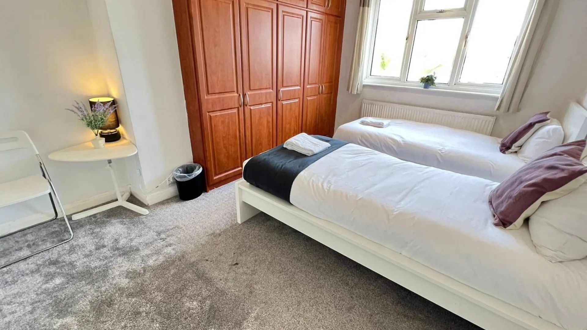 Airport Garden Rooms Feltham 英国