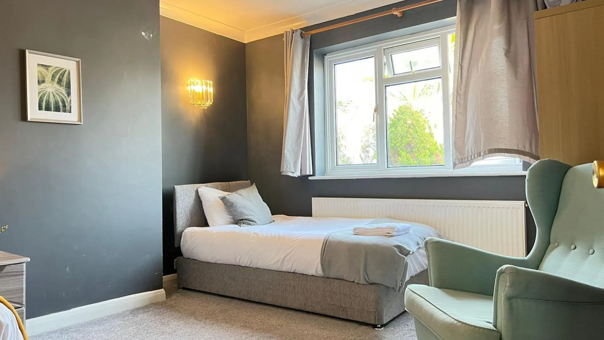Airport Garden Rooms Feltham Homestay