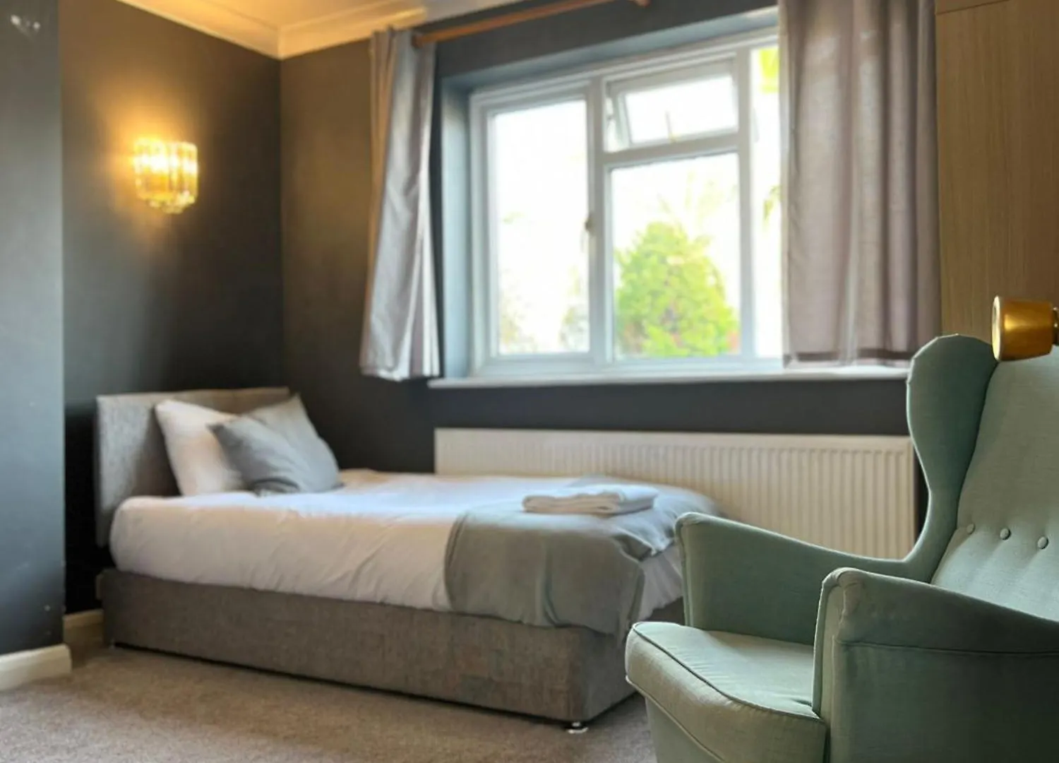 Airport Garden Rooms Feltham Homestay