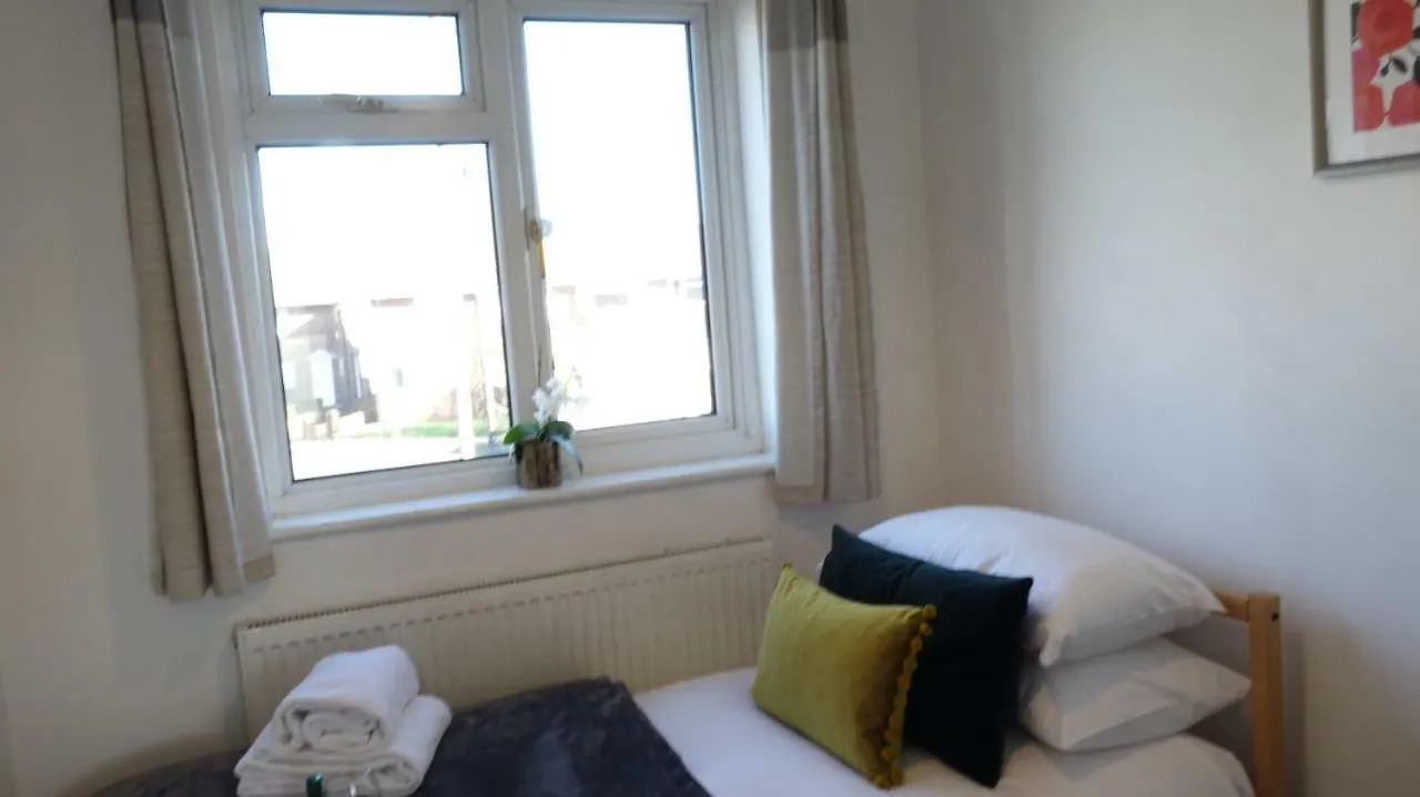 Airport Garden Rooms Feltham Homestay