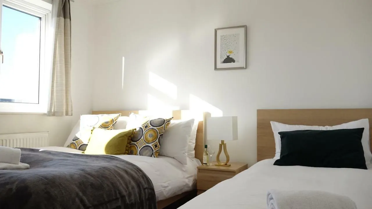 Airport Garden Rooms Feltham Homestay